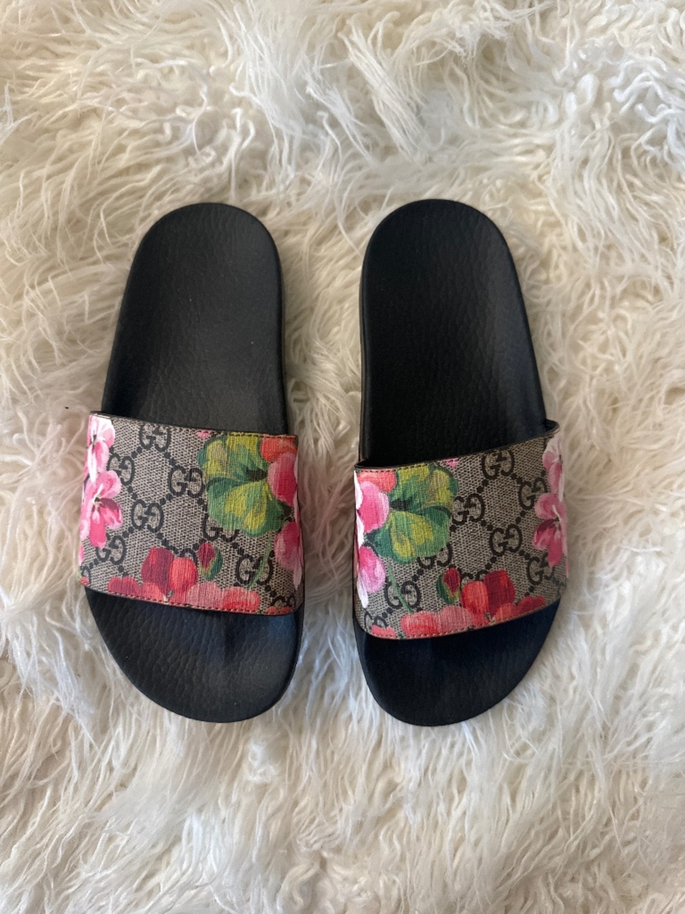Authenticated Gucci Women’s GG Supreme Slides ‘Blooms’